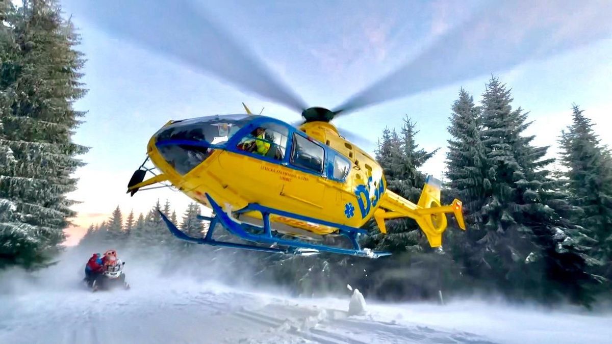 V Harrachově se srazili dva lyžaři. Žena po střetu zemřela